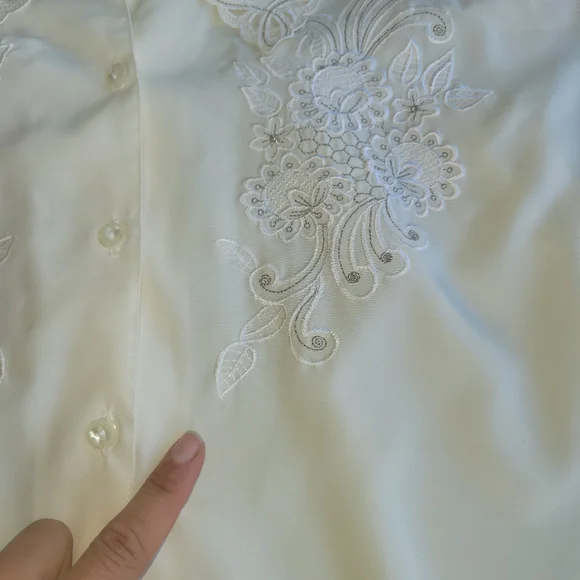 Beautiful white blouse - Picture 5 of 7